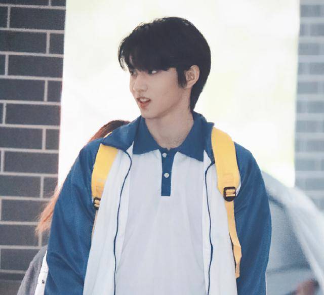 原创坐公交车偶遇刘耀文素颜精致像开美颜生图堪称颜值巅峰