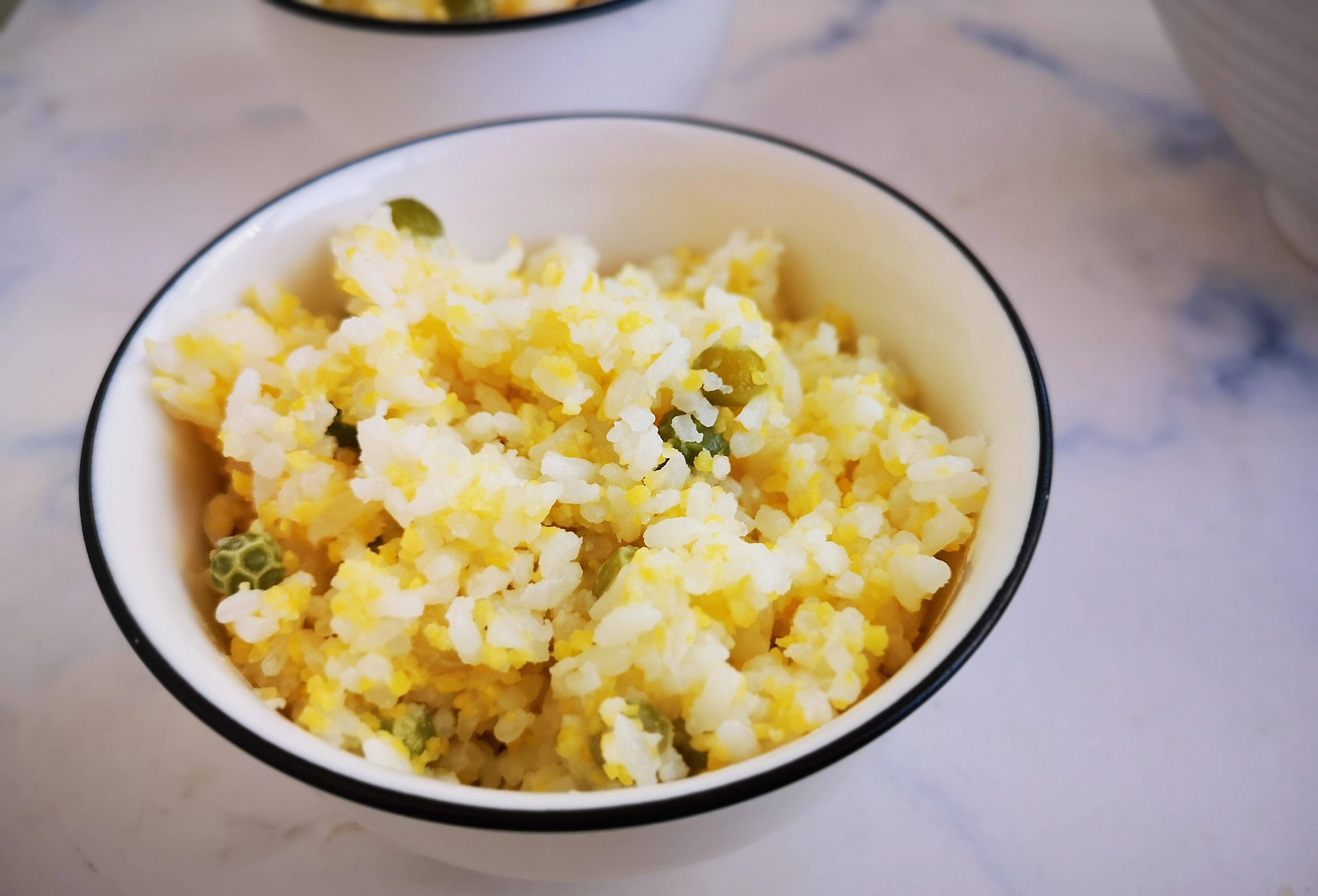 米饭主食是用大米,玉米渣和青豆一起蒸的米饭很喜欢把米泡过再蒸饭