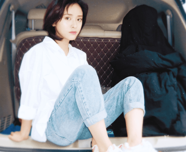 可以看到穿着牛仔裤的沈月,一双腿虽然很细,但是却不是那么修长,坐在