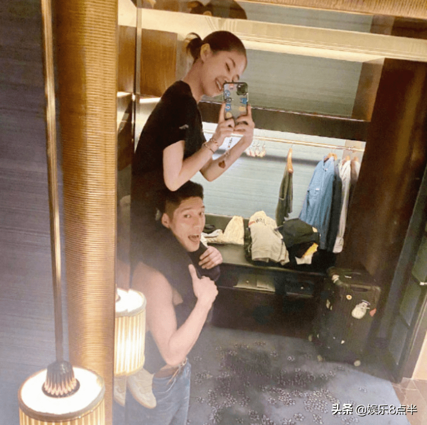原创王子文助理跪地为她穿鞋在节目中爆料有孩子与吴永恩牵手成功