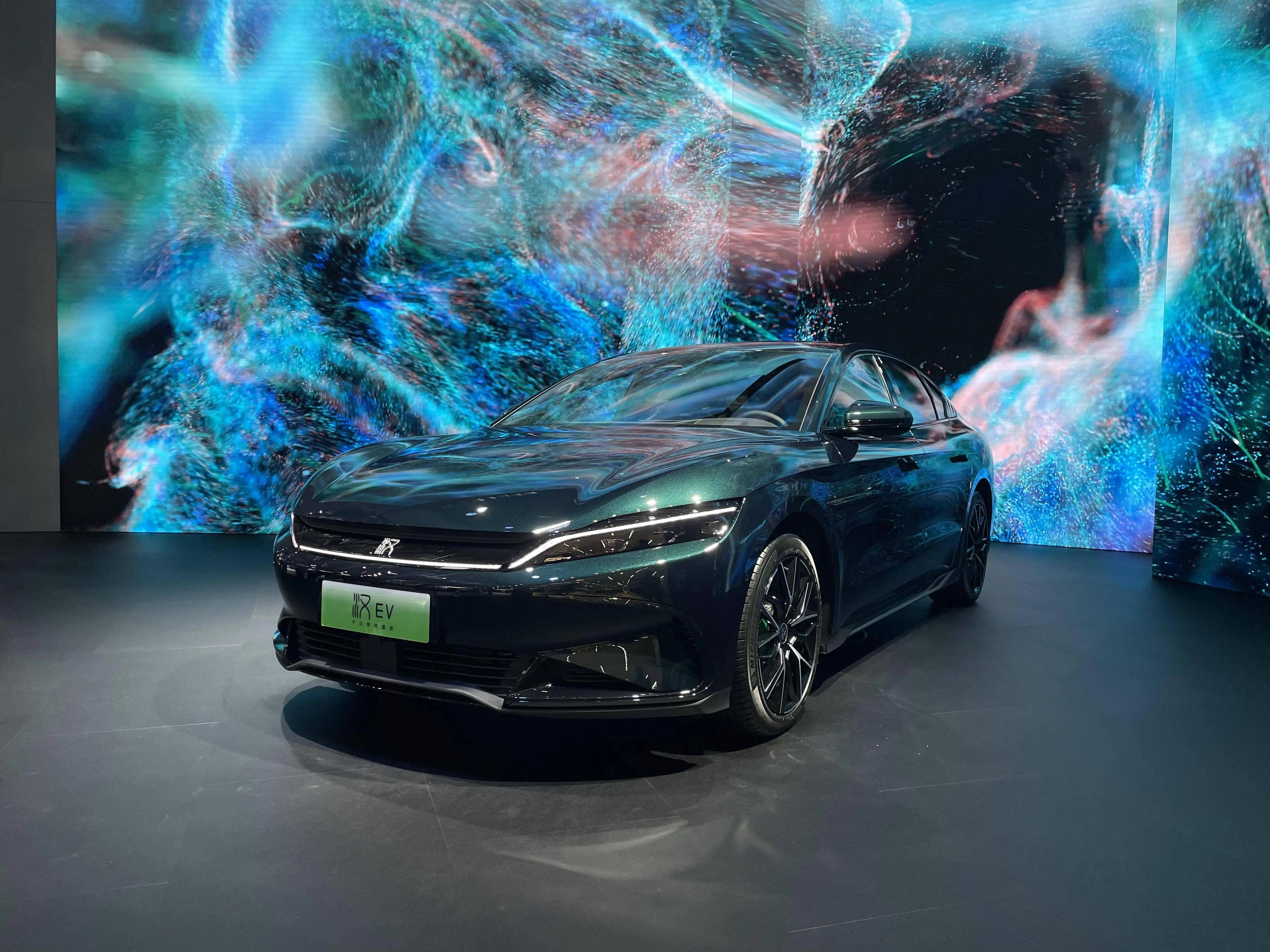 新增配色更显颜值,静态体验比亚迪汉ev千山翠限量版