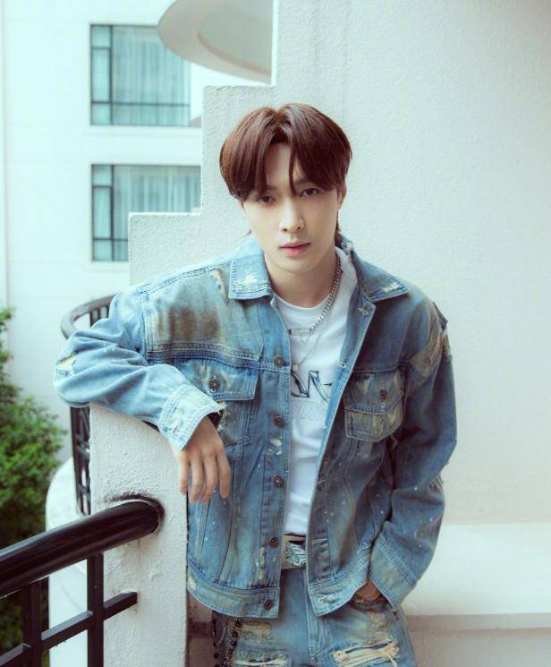 张艺兴活动造型释出水洗蓝复古牛仔帅气顺毛狼尾发型超吸睛