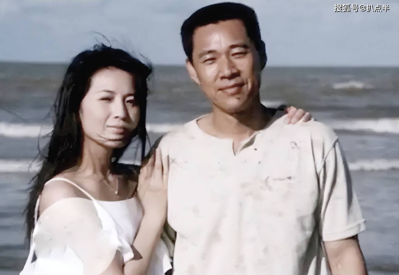 一夜爆红,还结识了一位比自己小12岁的,离异的女舞蹈老师霍凡,他又