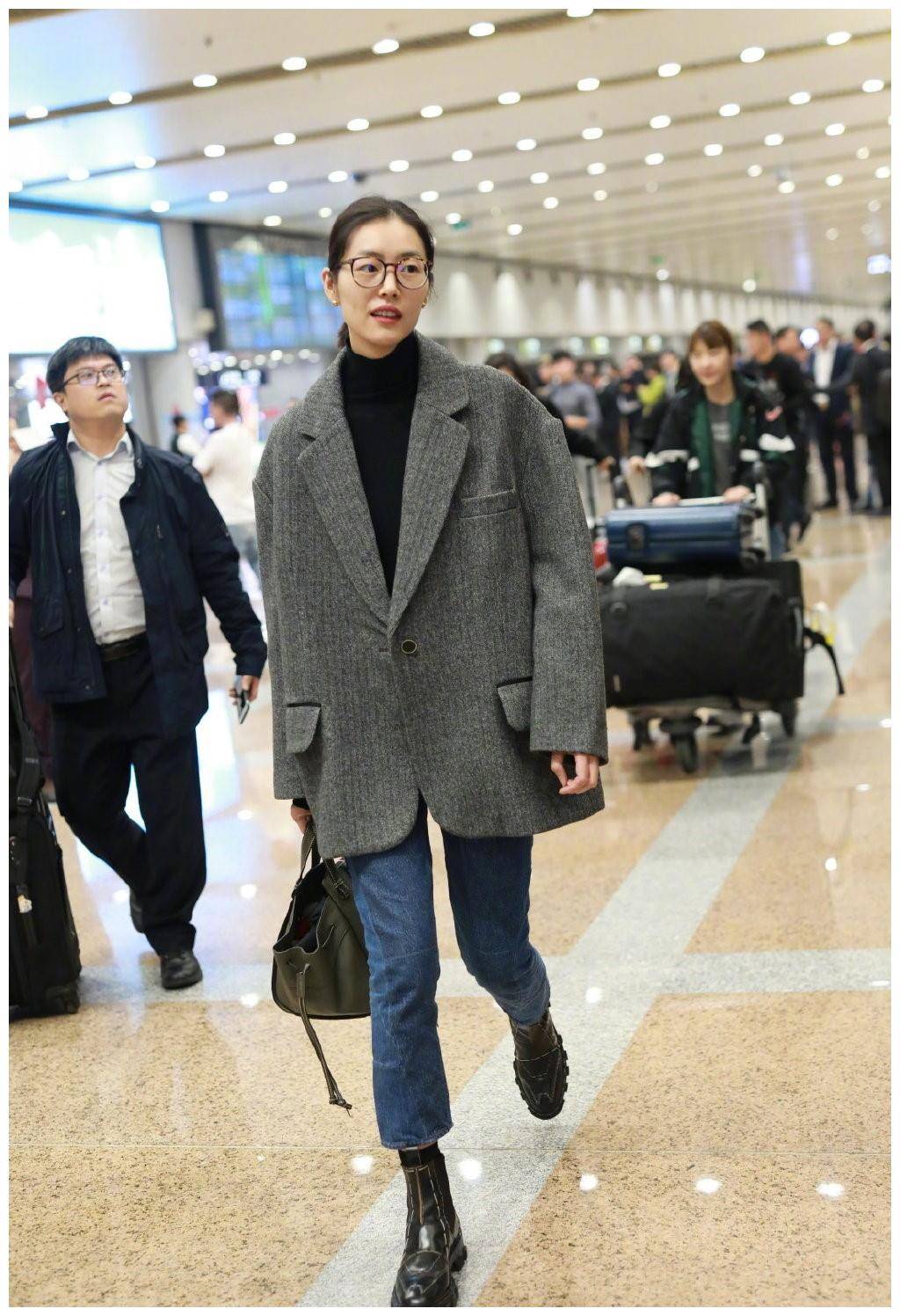 原创刘雯的高级感很独特廓形西装也能穿得洒脱帅气一般人模仿不来