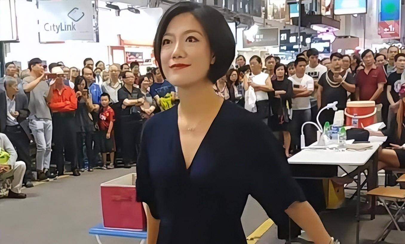 原创最惨冠军龙婷凭星光大道走红成春晚压轴如今在街头卖唱