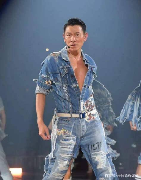 这状态,这身材,将近60的他是怎么做到的_刘德华_演唱会_健身