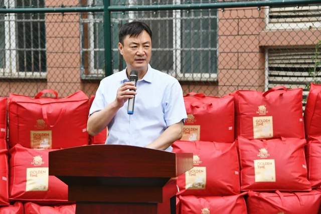 活动中,钱忠宝向全市少年儿童致以节日的问候.