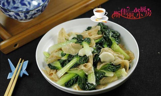 【烏塌菜炒豆油皮】原料:烏塌菜豆油皮蒜油鹽製作:燒鍋水加入少許鹽