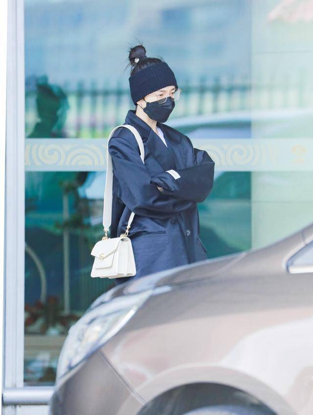 原创杨幂机场饭拍解锁发带穿斑点时尚美腿吸睛自我低头欣赏好可爱