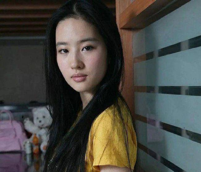 原创刘亦菲黑长直造型火了衣着朴素接地气素颜状态美如初中生