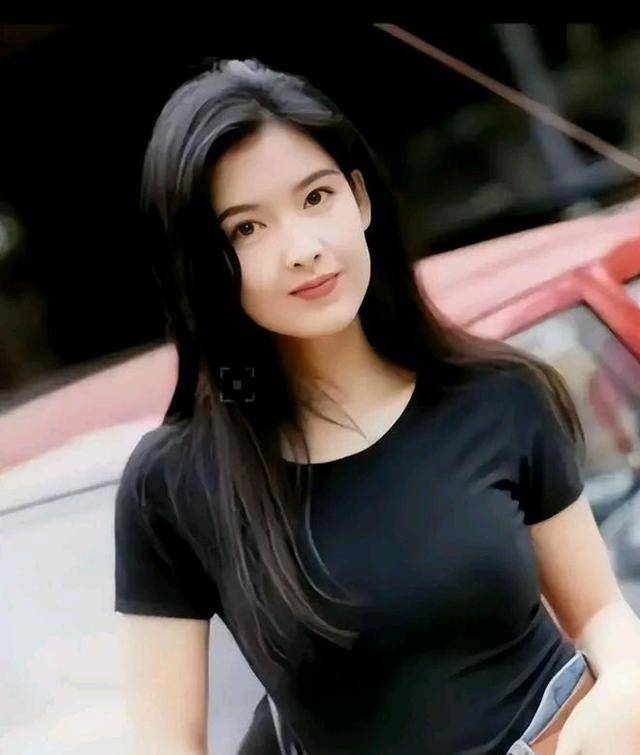 54岁周慧敏罕晒侧颜照,皮肤白皙精致,一头碎发显年轻