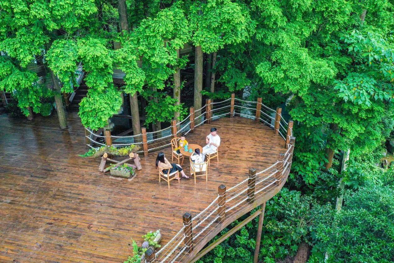 馆,手工艺术品和各种当地特色美味小吃,游玩朝阳湖后可在这里休憩片刻