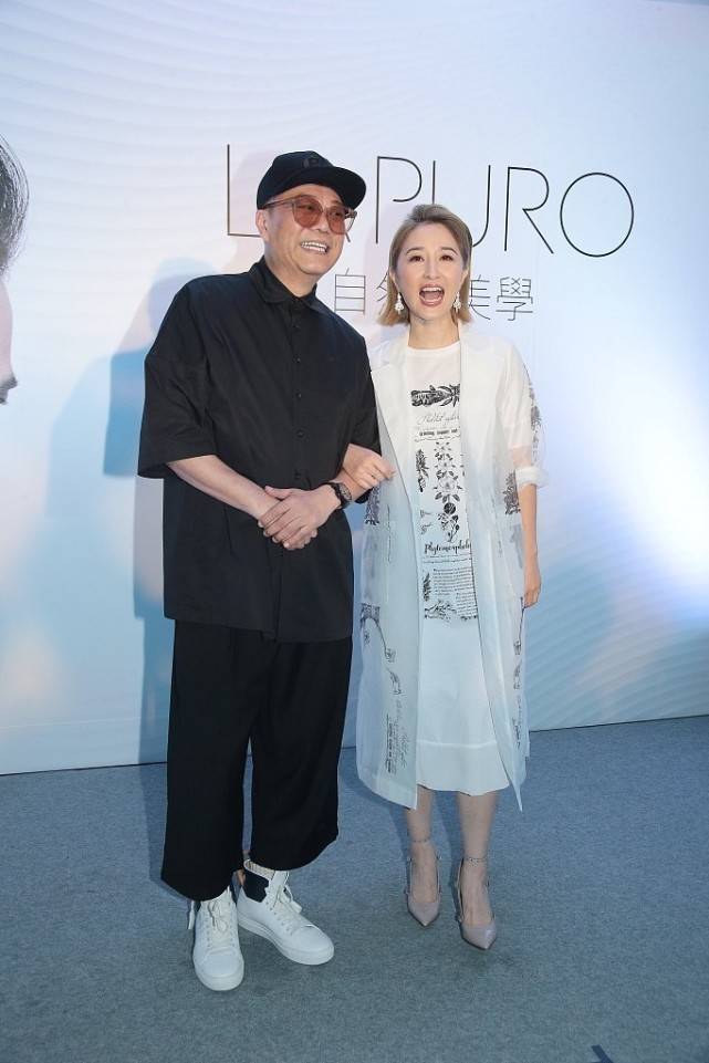 看不出关咏荷大滕丽名11岁,和欧阳震华同框更像两代人,保养太好_气质