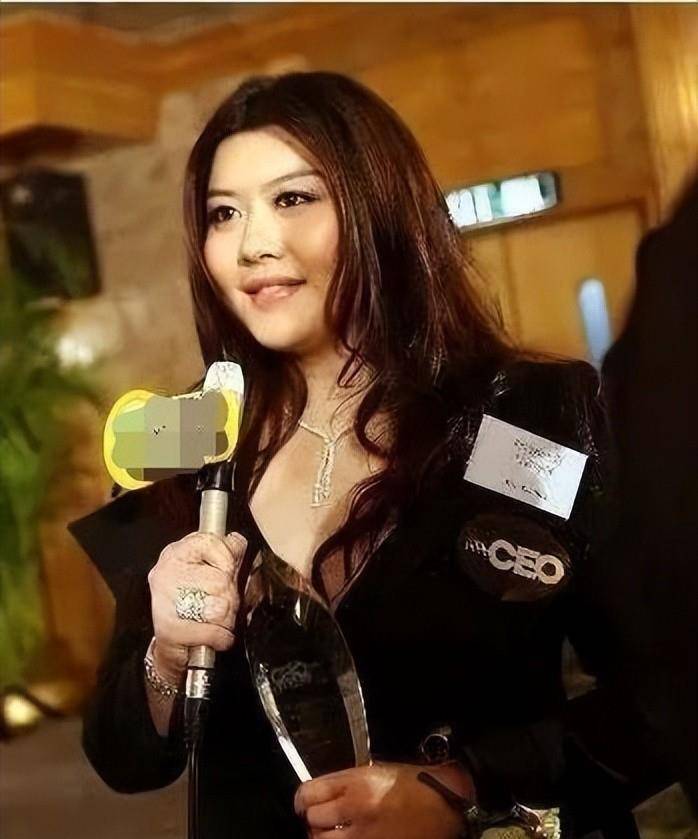 李小龙死后丁佩饱受流言,与向华强结合生下一女儿,后来遁入空门_床上_