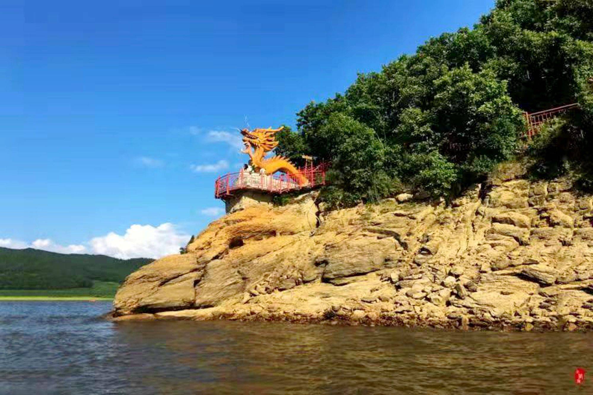 牡丹江有一处莲花湖景区，山水如画，峰峦叠嶂，充满了原始的美