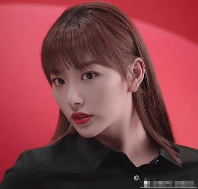 原创虞书欣和孔雪儿同代言产品意外撞脸张嘉倪辨识度真的很重要