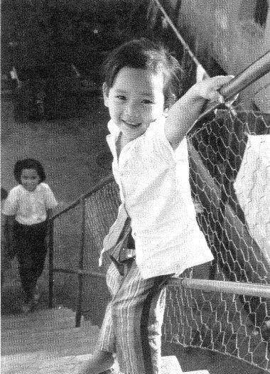 据她说,小时候很调皮,像个男孩子一样,跟小伙伴一起爬树,抓鸟,每次