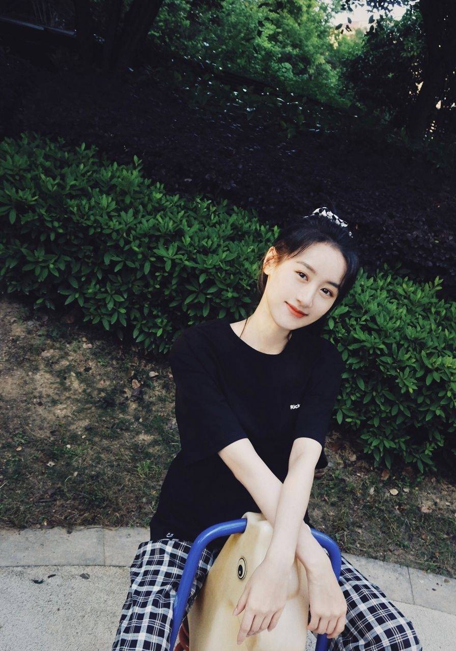 袁冰妍黑色t恤游乐场童真写真