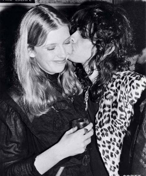 11岁才知道亲爹是谁,却用幸福的童年治愈一生_丽芙·泰勒_碧碧_妈妈