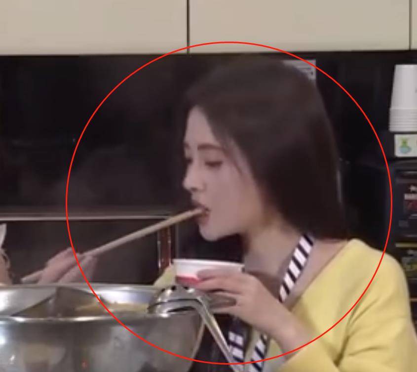 看到她吃火锅的样子,这一口得嚼20下!_女神_东西_斯文