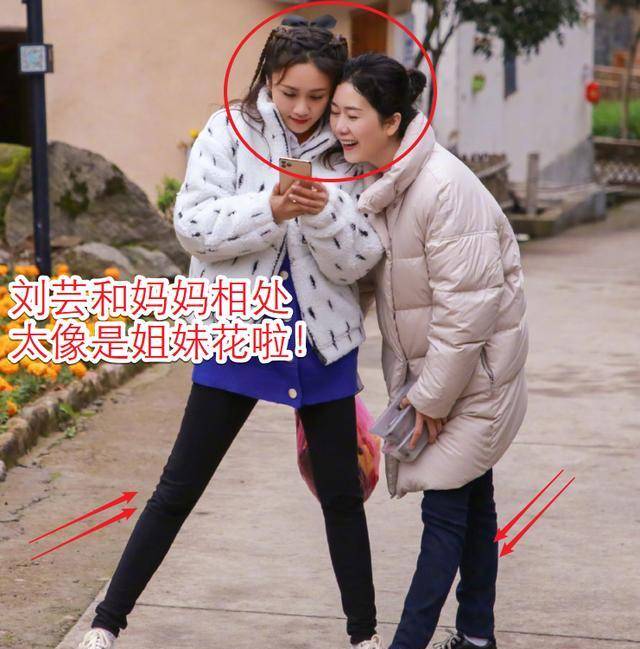 刘芸妈妈状态有多好62岁身材媲美36岁刘芸颜值在家排第一