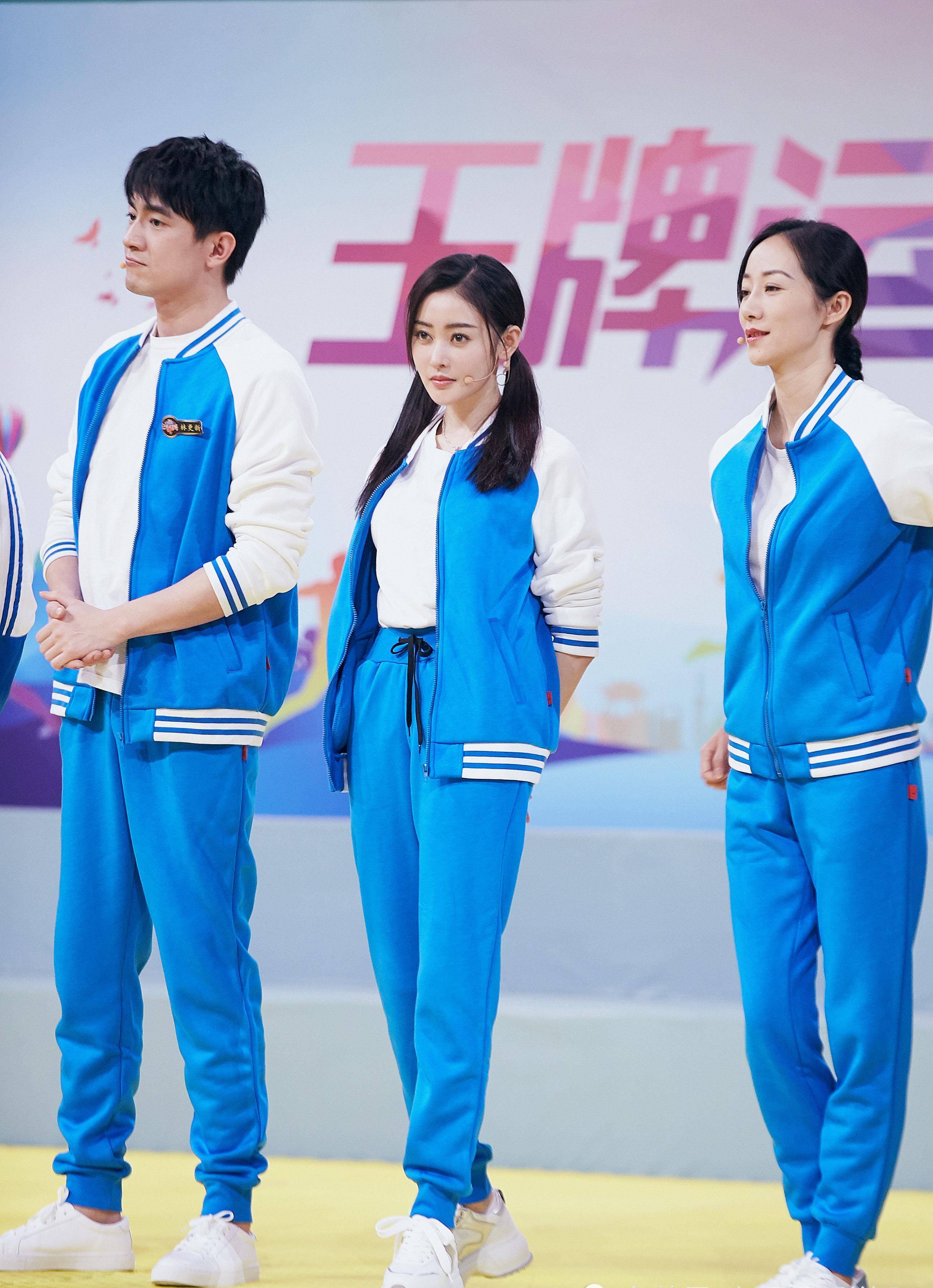 原创张天爱腿真细穿学生装美回18岁少女网友绝对是校花级别