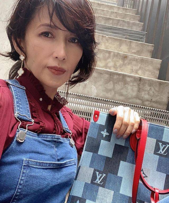 原创51岁工藤静香豪宅中独自美丽岁月痕迹明显女儿丈夫同框引热议