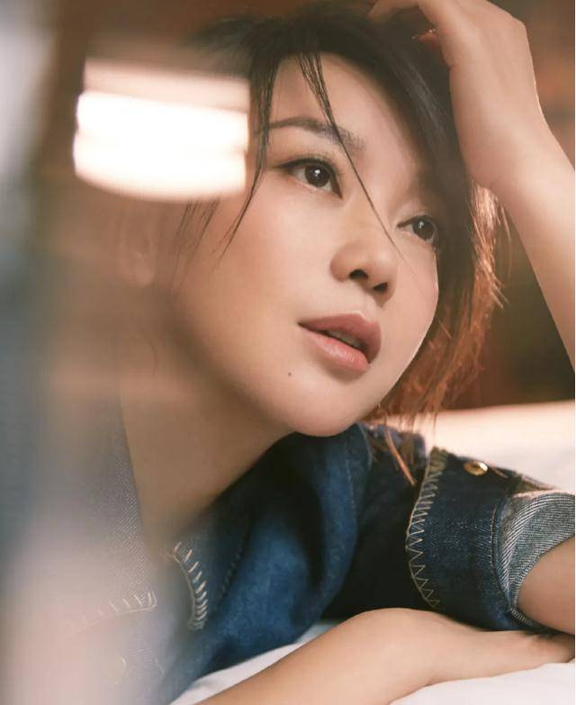 《山海情》里的杨县长,28岁出道,33岁分手,如今和前夫成了亲人_闫妮