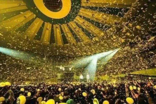 每次他们演唱会的时候,粉丝手中都会拿着皇冠灯.