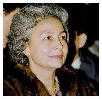 裹身蓝裙配白衣体态太完美_西哈努克_纪念碑_莫尼