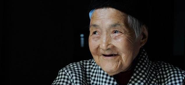 原创             110岁老人传授冻龄秘诀：农村药铺“稀罕”乳膏，早晚搽，斑点轻松消失