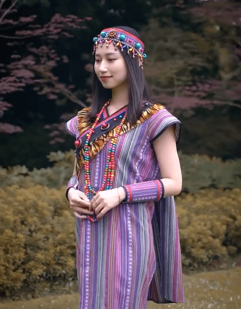 美不美?难得一见的少数民族服饰,95后女孩演绎国风之美_人口数_贵州_