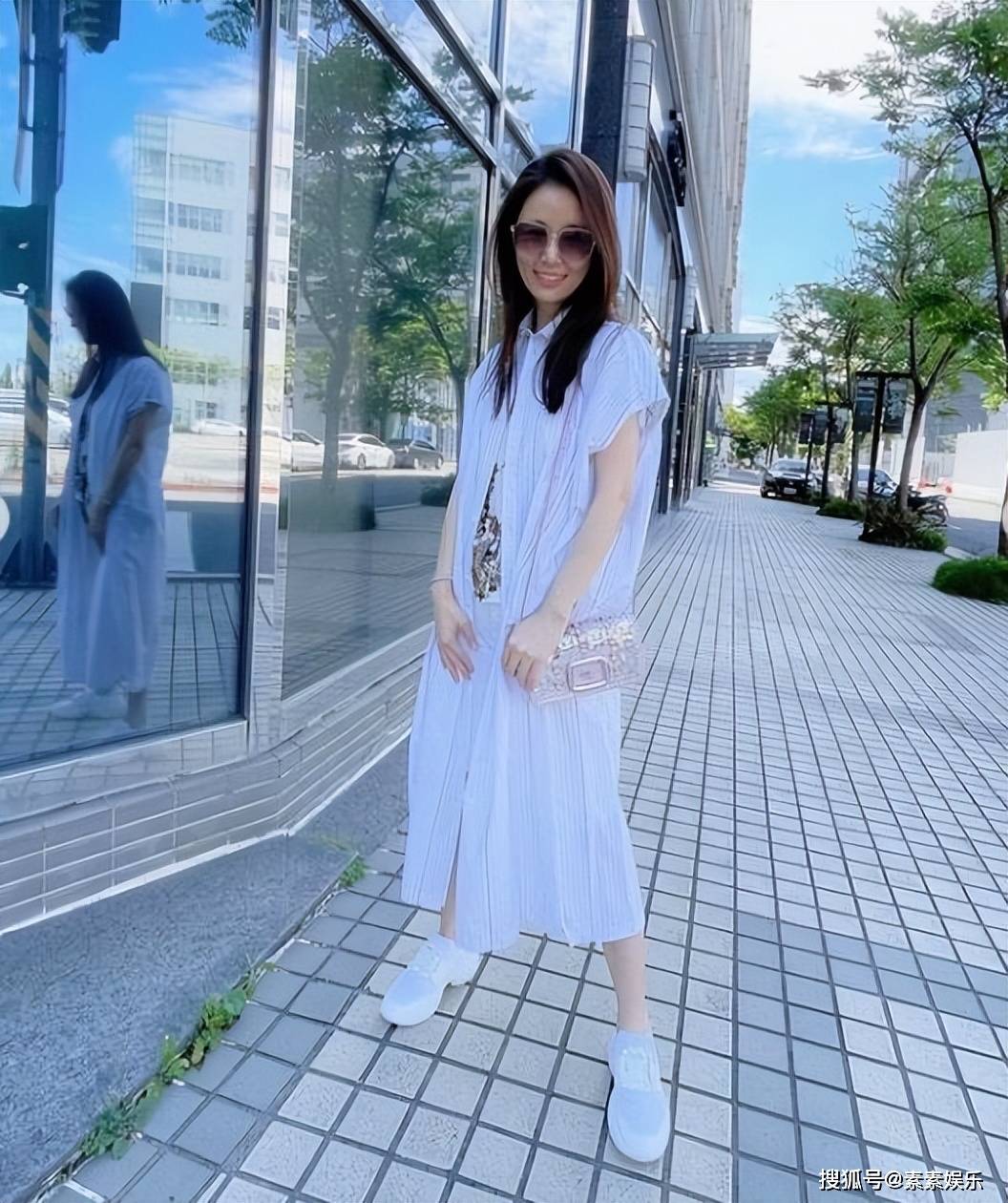 林心如穿休闲长衫玩自拍,玻璃上的倒影说明她没P图