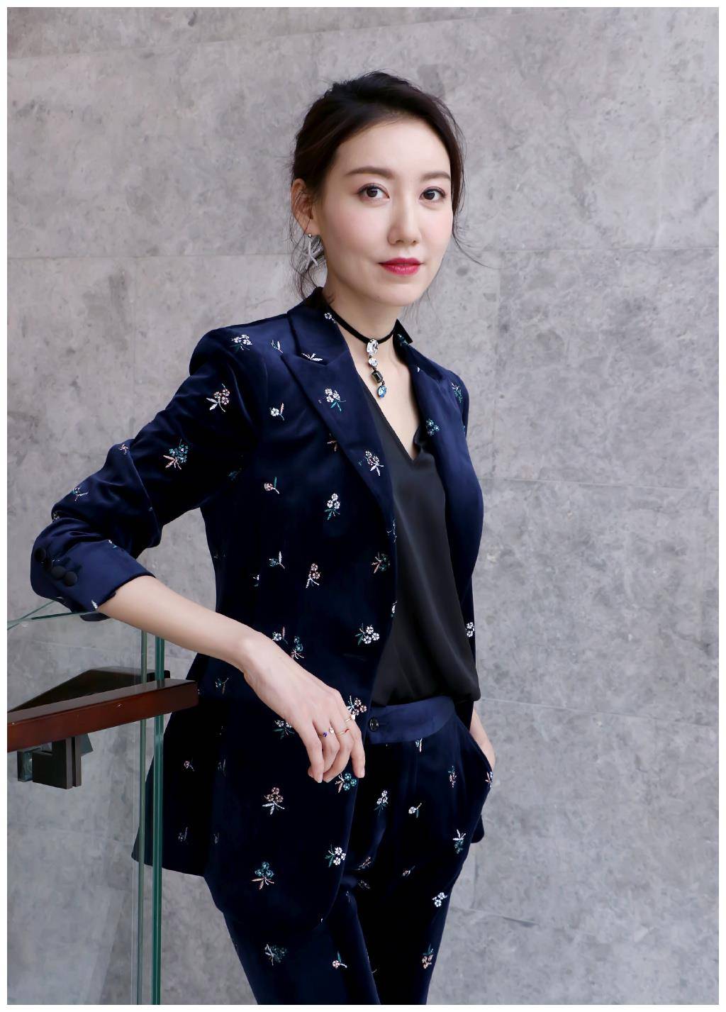 原创高露身穿一袭裸色斜肩连衣裙端庄大气精致优雅气质感真好