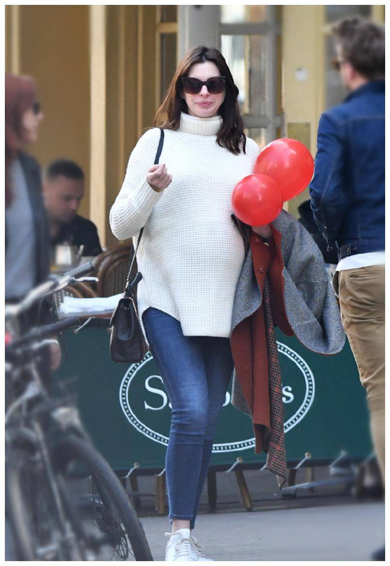 安妮海瑟薇孕期出街,毛衣搭休闲裤简单朴素,挺大肚子照样美美哒_穿着