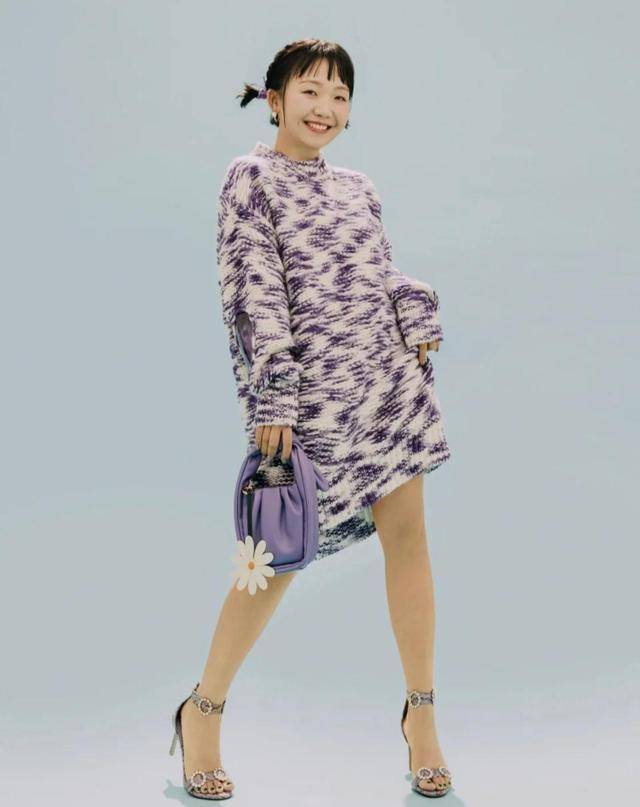 辣目洋子穿衣太辣了粉色泳衣配浅色牛仔裤微胖身材照样美