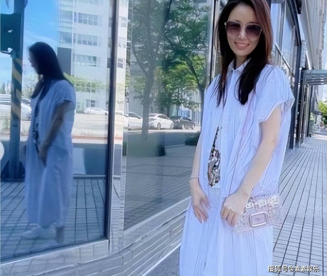 林心如穿休闲长衫玩自拍,玻璃上的倒影说明她没P图