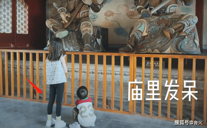 孙莉带孩子逛公园 儿子在一旁狂吃零食