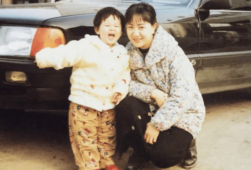 原创杨紫忘了妈妈生日更博道歉我却关注妈妈长相紫妹美貌随了妈