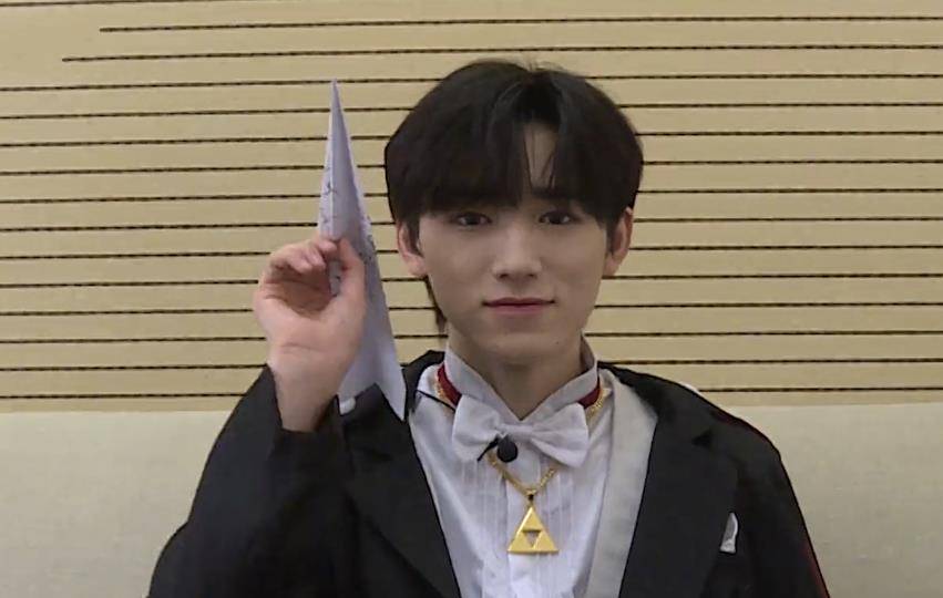 原创宋亚轩出镜画画拔掉笔盖后谁注意他咋拿着的学霸本性都暴露了