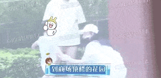 闺蜜晒与赵丽颖聚会照,颖宝变孩子王很温柔