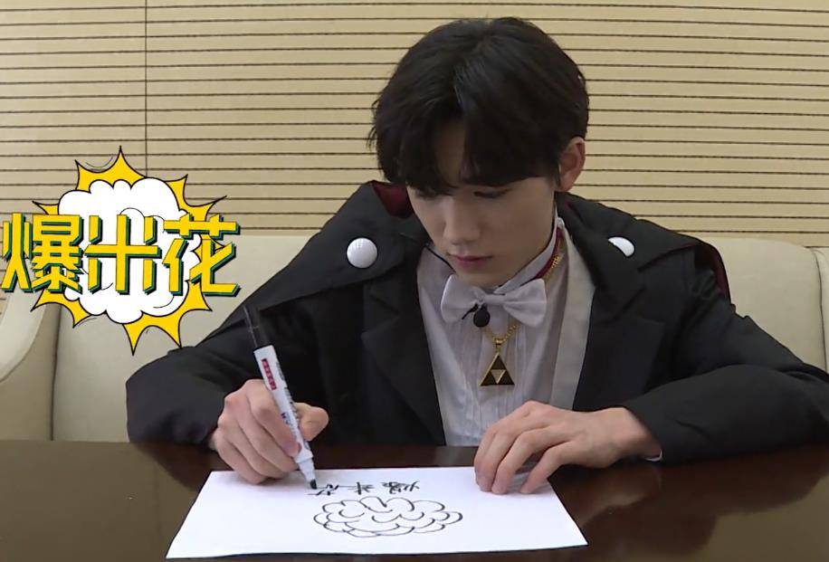 原创宋亚轩出镜画画拔掉笔盖后谁注意他咋拿着的学霸本性都暴露了