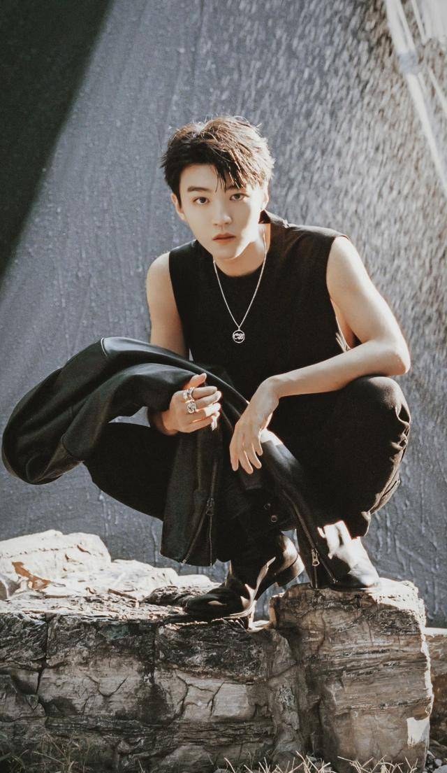 22岁王俊凯好帅气机车造型尽显男人味雨中花美男既视感