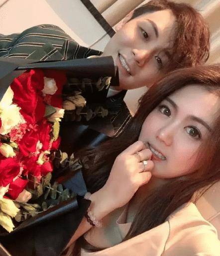 康天庥戏里戏外的老婆都是同样是美女,而康天庥长得确实不怎么的帅气