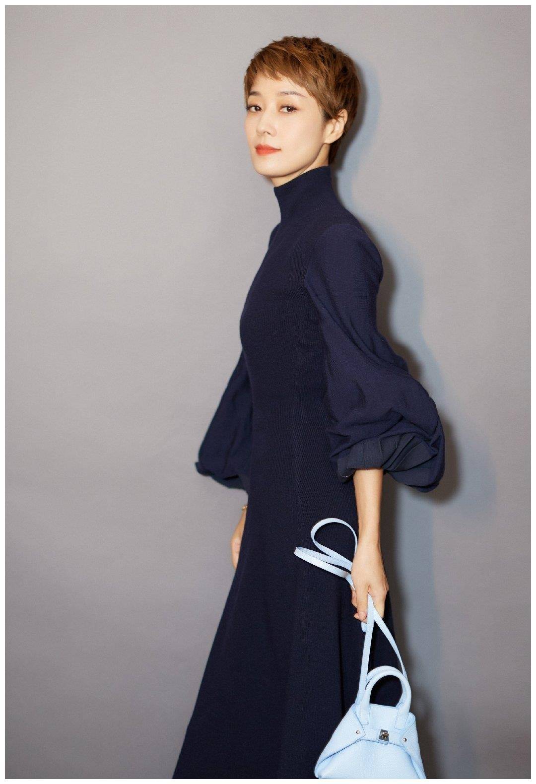 马伊琍好会穿灯笼袖针织裙演绎优雅知性麻杆身材终于凹出曲线