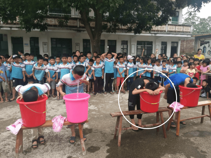 校长让学生体验＂溺水＂,一盆水讲清道理,孩子表示再也不去河边