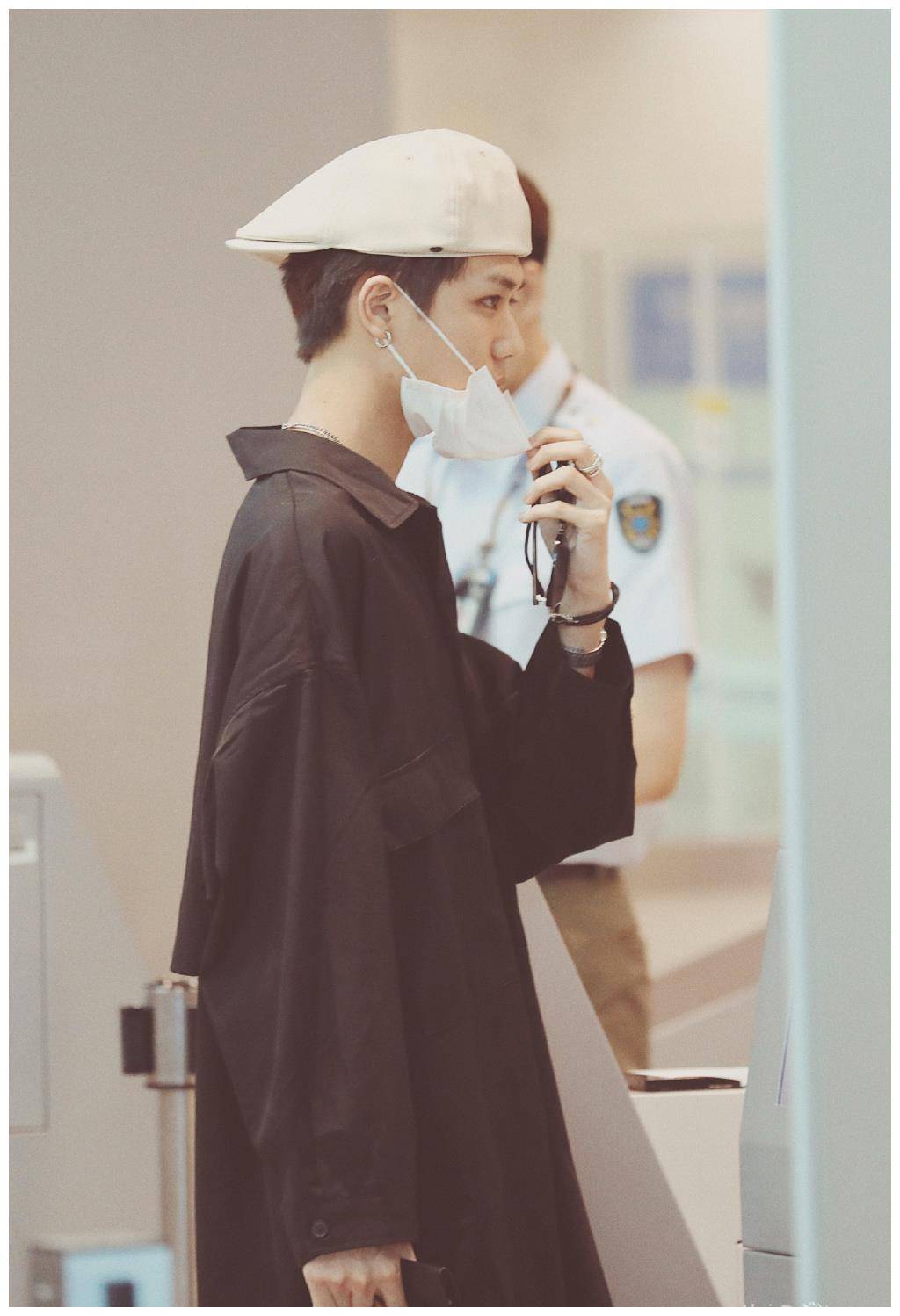 林彦俊和unine嘉羿,同为贝雷帽造型,反戴居然更帅气!