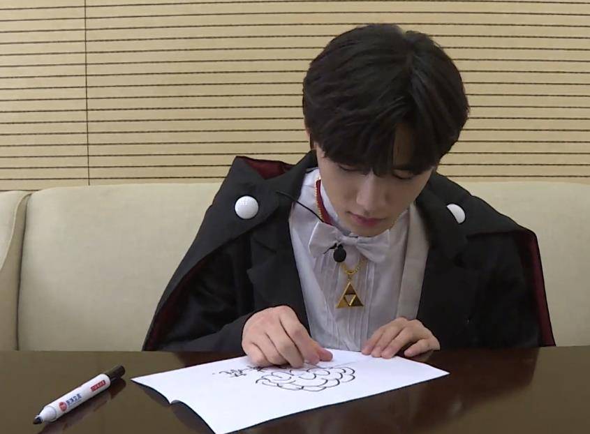 原创宋亚轩出镜画画拔掉笔盖后谁注意他咋拿着的学霸本性都暴露了