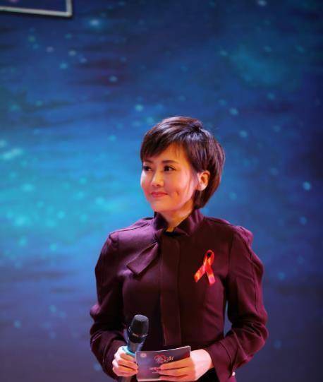 为了能够进入这个行业,柴璐还专门去做了颈部矫正手术,柴璐的性格就是