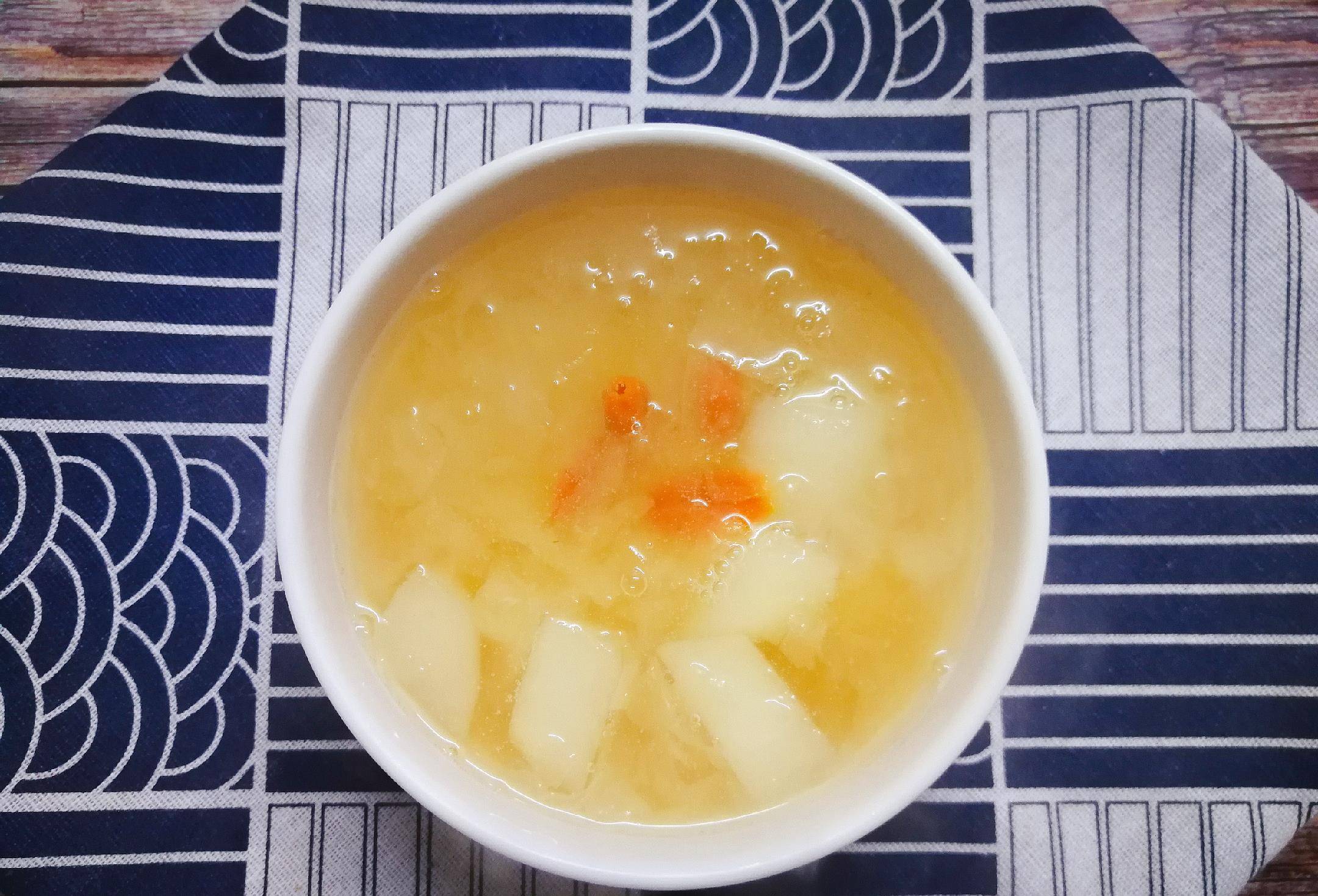 冬季宫廷御膳汤品-马蹄雪梨银耳汤,润肺止咳又清燥,睡前必备